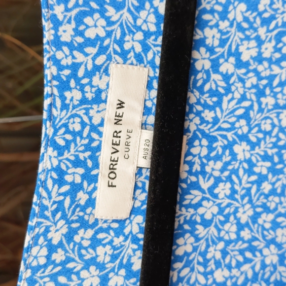 Blue Ditsy Floral Size 20 Forever New Curve blouse - Picture 3 of 6